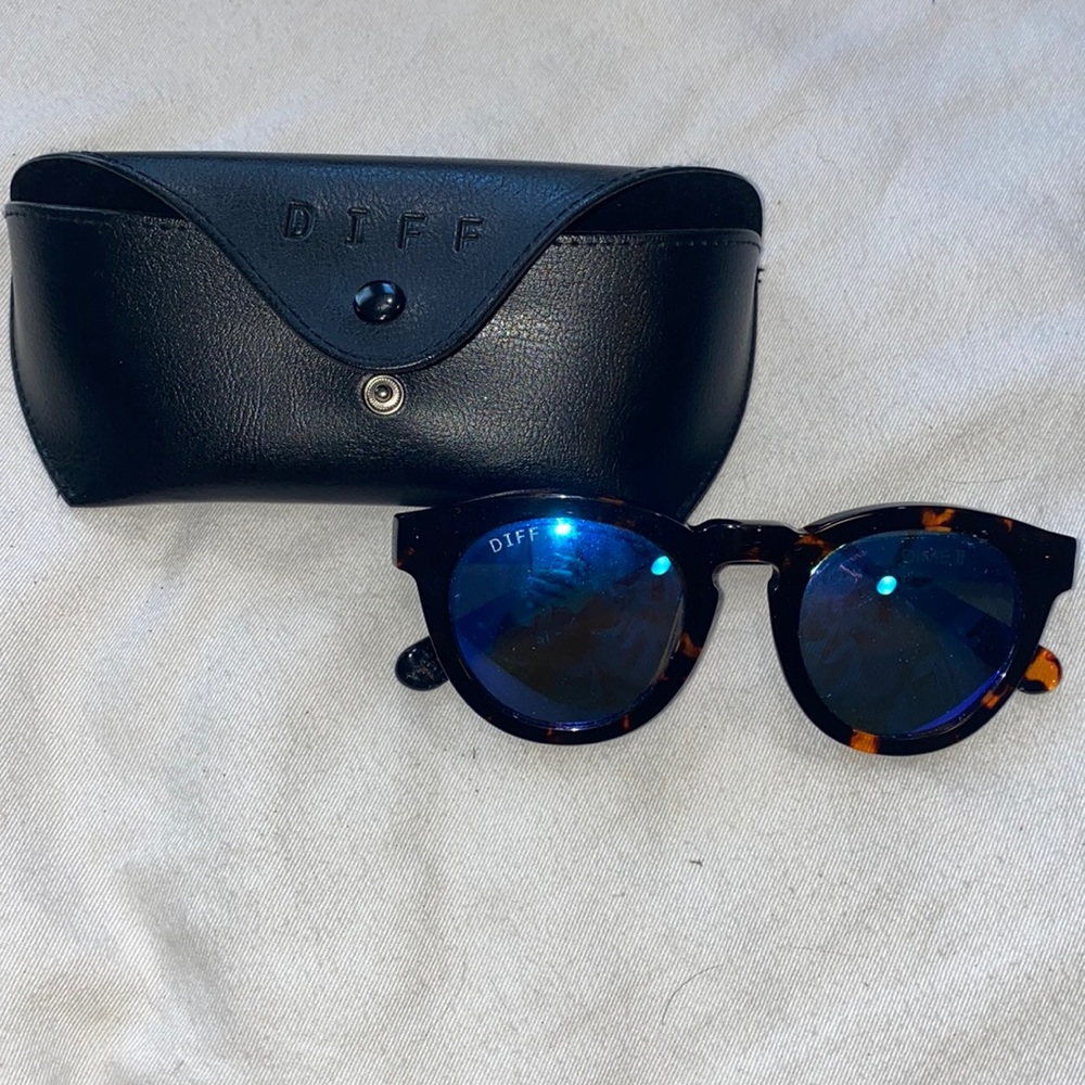 SUNGLASSES
